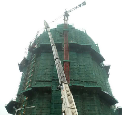 黄州吊车在工地上作业